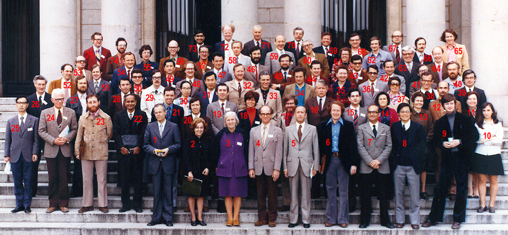 Obtenga una copia de mayor resolución de esta foto: Anomalous Scattering Meeting, Madrid (1974)