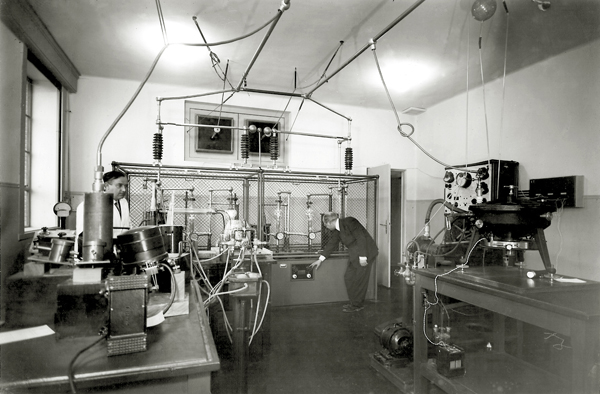 X-ray laboratory in the Rockefeller. Click on it to get a larger image