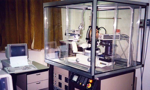 The automated 4-circle diffractometer programmed in our department. Click on it to get a larger image
